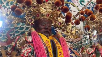 土地公衣櫃爆滿！廟方送神衣　聖筊帶回家