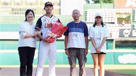 ▲林培緯家人在頒獎儀式尾聲現身。（圖／統一獅提供）