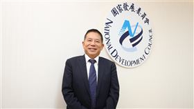 產業控股公司欲進軍海外  國發會將提供銀彈支援國發會主委劉鏡清接受專訪時表示，當產業決定成立控股公司，將規模做大、進軍海外，若需要資金協助，可以申請產業轉型基金，「我們可以投資，協助他們進軍全球。」中央社記者趙世勳攝  113年8月2日