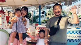 九把刀帶妻女到日本旅遊，玩得比女兒還瘋。（圖／翻攝九把刀臉書）