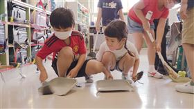 《日本人的養成》揭示日本是唯一要學生自己打掃教室的學校體系。（圖／海鵬提供）