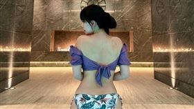 劉涵竹曬出一張激辣美背照。（圖／翻攝臉書）