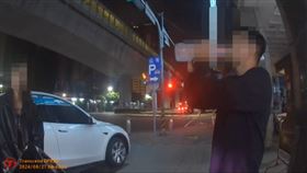 台中特斯拉男,酒駕載正妹被攔，伏地挺身、灌冰水澆頭，降低酒精反應，白忙一場(圖／翻攝畫面)