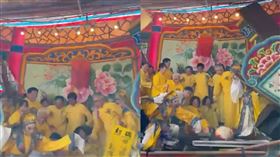 戲棚坍塌V型夾，所有人全往下掉交疊在一起，尖叫聲四起，畫面驚悚。（圖／翻攝自＠lu780411 Tiktok）