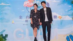 六月（左）跟李易互動不受外界影響。（圖／翻攝臉書）