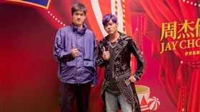 周杰倫（右）與前來朝聖的奧運金牌泳將潘展樂開心合照。（圖／翻攝潘展樂微博）