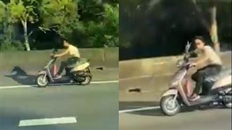 女大生騎機車飆國道還「比YA」　下場慘了