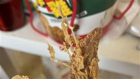 拿坡里,炸雞,雞毛(翻攝自 爆怨3公社)