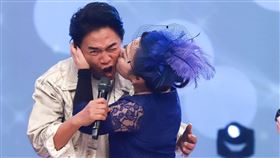 吳宗憲（左）當場被白冰冰強吻。（圖／民視提供）