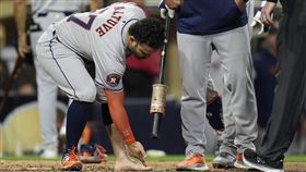 ▲「阿土伯」奧圖維（Jose Altuve）脫掉鞋襪給主審看被趕出場。（圖／美聯社／達志影像）
