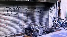 街友只說不知道自己為何要放火燒沙發，無法釐清動機。