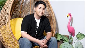 鹿希派在重新開幕的「無聊咖啡」接受專訪。（圖／記者趙于瑩攝影）