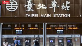 台鐵人被迫「穿平底鞋踩泥」趕工搶通淹沒鐵軌：票價29年不漲改革難（圖／今周刊）