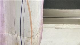 網友分享，除霉清潔劑處理窗簾發霉也有奇效。（圖／翻攝自我愛全聯-好物老實説臉書）