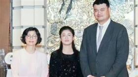 姚明與妻子葉莉、女兒姚沁蕾同框。（圖／翻攝微博）