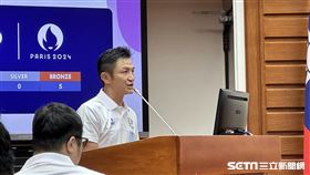 巴黎奧運拳擊金牌林郁婷指導教練曾自強出席立法院公聽會活動。（圖／記者蔡厚瑄攝影）