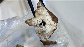  吃油豆腐咬到生鏽、黑色螺絲釘，網美怒批太扯，(圖／翻攝自臉書)