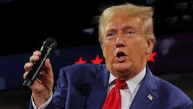 川普於弗林特市進行競選活動。（圖／路透社／達志影像）