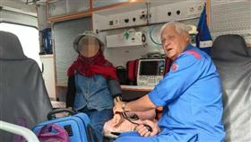 病情較重的遊客被送往醫院治療。（圖／翻攝自紅星星聞）