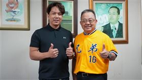 ▲周思齊拜會高苑工商董事長余政憲。（圖／球芽基金提供）