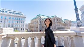 于卉喬享用歐洲當地美食 (圖／光意娛樂提供)