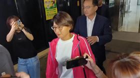 新北議員白珮茹步出士林地檢署。（圖／翻攝畫面）