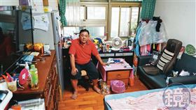 方鏡盈說，前屋主過世後，子女為分產，繼承後立刻將套房賣給他。