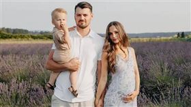 ▲察魯克夫婦游泳時發生意外，雙雙溺斃。（圖／翻攝自X）