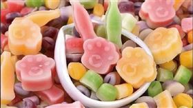 王婉諭說，「蠟瓶糖」的成份一般民眾根本難以驗證，這樣的東西你敢讓孩子吃嗎？（圖／翻攝自王婉諭粉專）