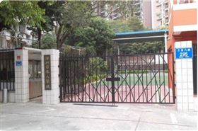 矢板明夫說，9/18一大早，在中國深圳的日本人學校附近，又發生了一名10歲日本男孩在上學途中遭到一身分不明男子襲擊的事件。（圖／翻攝自矢板明夫臉書）