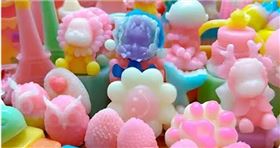 從中國抖音紅到台灣的零食「蠟瓶糖」，最近在市面上被大量販售，由於成分恐添加致癌物工業蠟，食藥署已勒令禁止販售。（圖／翻攝自天貓商城）

