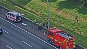 五楊高架,墜橋,男子,避車彎（圖／翻攝自記者爆料網）