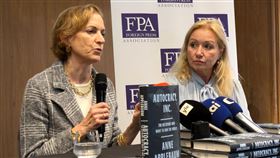 美專家：俄羅斯對混亂感興趣 若試圖影響台海不意外美國資深媒體人、中東歐事務專家安愛波邦（左）近日在倫敦接受中央社採訪時說，俄羅斯對混亂和不穩定感興趣；若俄羅斯果真試圖影響台灣海峽情勢，她不會感到意外。中央社記者陳韻聿倫敦攝  113年9月19日