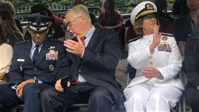 美國海軍部長弗蘭凱蒂美國海軍部長弗蘭凱蒂（前排右1）18日發表最新「美國作戰海軍領航計畫」，首度將在2027年前準備好應對中國威脅列為目標之一。圖攝於5月27日。中央社記者石秀娟華盛頓攝 113年9月19日