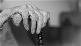 老人、老奶奶、老婦人、獨居老人示意圖／pixabay