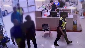 駕駛沒繫安全帶，苗栗警攔查廂型車5乘客，全是失聯移工，假觀光真打工，簽證(圖／翻攝畫面)