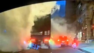 BMW追撞2車卡住狂燒胎　馬路見雲海畫面曝
