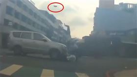 台中,車禍,路口,姊妹花,騰空,撞飛（圖／翻攝八卦村臉書）