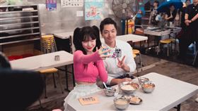 蔣萬安及韓國超人氣啦啦隊女神李多慧共同體驗在地五星美食小吃。（圖／臺北市市場處提供）