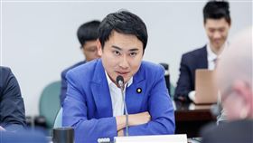 民進黨立委陳冠廷高喊「台積電抵嘉！嘉義科技轉型啟動。」（圖／翻攝自陳冠廷臉書）