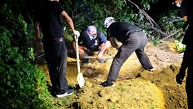 泰籍男非法移工，客死他鄉遭埋屍！苗警中秋夜挖屍，逮2同鄉，起口角毆打，雇主協助埋屍(圖／翻攝畫面)