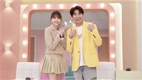 梁赫群（右）公布搭檔是嚴立婷。(圖／民視提供）