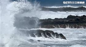 台東釣客夫妻，富岡漁港堤防，釣魚，妻子遭大浪捲走，海巡搜索(圖／翻攝畫面)