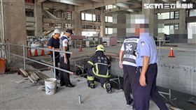 一名41歲男性工人在進行輕鋼架工程時，不慎從6樓摔到地下1樓，當場慘死。（圖／翻攝畫面）