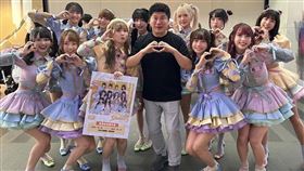 女團AKB48 Team TP帶胡瓜（中）去體驗年輕人的夜生活。（圖／《下面一位》提供）