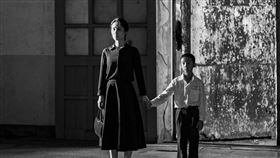 《餘燼》中小薰（左）帶著兒子認屍，她透露一到片場就相當震撼，在極高壓下完成表演，小薰的演出讓鍾孟宏導演很是滿意。（圖／本地風光提供）