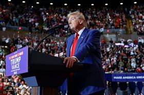 川普在紐約一場喧鬧的造勢集會上表示，近日將造訪俄亥俄州春田市。（圖／翻攝自川普臉書）