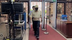 ▲朱亞虎在律師陪同下，低調從側門進入北檢，但還是被媒體發現。（圖／翻攝畫面）
