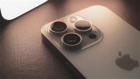 傑昇通信統計iPhone 16系列首波預購量成長近5成，16 Pro（256GB）最多人買，沙漠色鈦金屬最受歡迎。（圖／品牌業者提供）