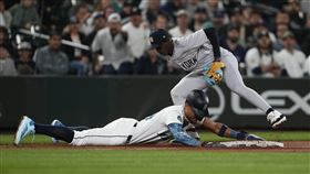 ▲「J-Rod」羅德里奎茲（Julio Rodriguez）因為躲隊友斷棒遭到觸殺。（圖／美聯社／達志影像）